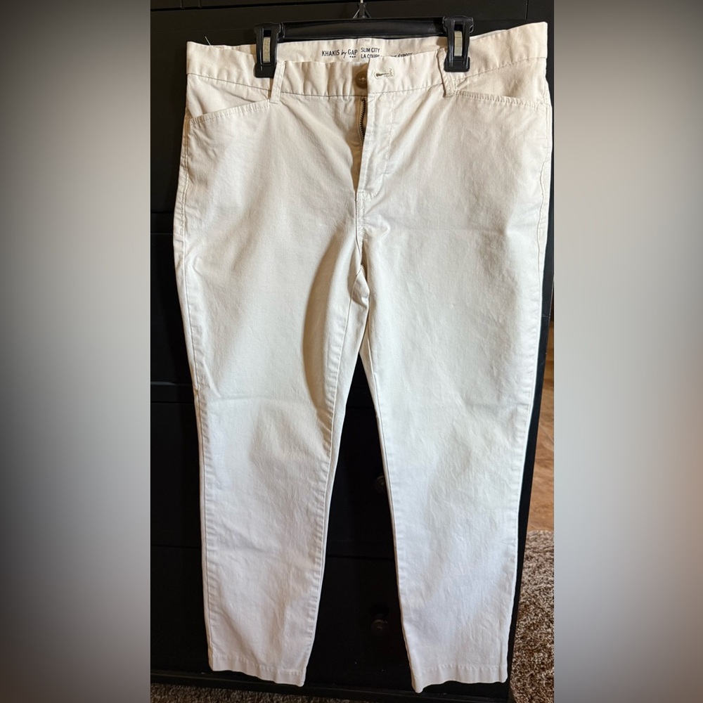 GAP Women's Light Beige Capris